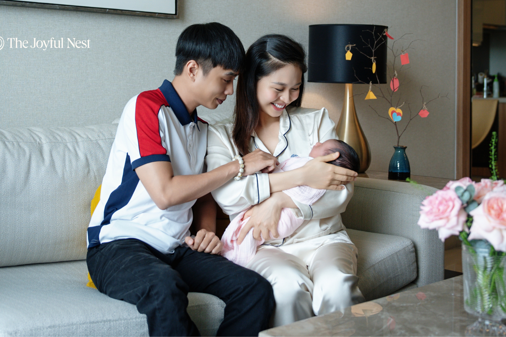 Sự đồng hành của người thân/chồng giúp người mẹ thêm an tâm trong hành trình ở cữ. (Nguồn: The Joyful Nest) Sự đồng hành của người thân/chồng giúp người mẹ thêm an tâm trong hành trình ở cữ. (Nguồn: The Joyful Nest)