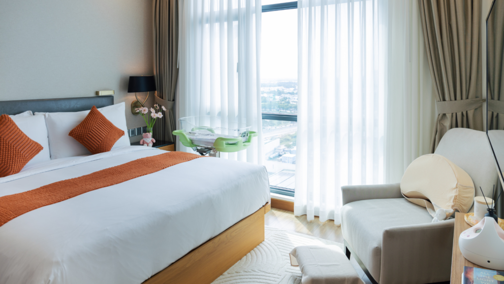 Phòng suite riêng nơi mẹ và bé được chăm sóc bên nhau (Nguồn The Joyful Nest)